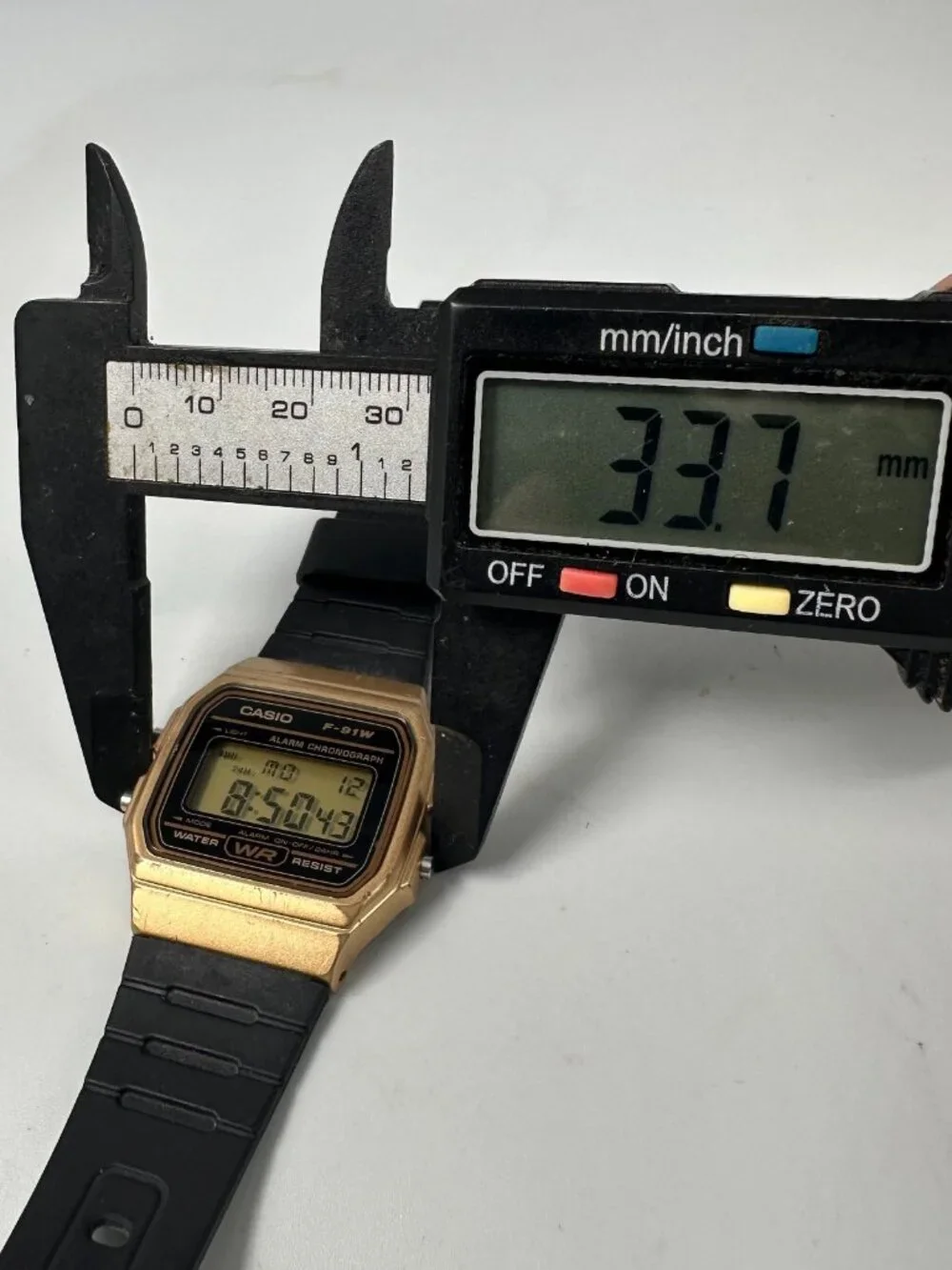 VIntage Casio Watch Mens 33mm Gold Tone Black Alarm 593 F-91W New Battery